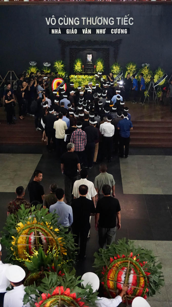 PGS Văn Như Cương được biết đến là người thành lập, hiệu trưởng (từ năm 1989 đến 2014) của THPT Lương Thế Vinh, Hà Nội, trường dân lập đầu tiên tại Việt Nam. Sau 25 năm làm hiệu trưởng, thầy đảm nhiệm cương vị Chủ tịch Hội đồng quản trị trường từ năm 2014. 
PGS Văn Như Cương là người chủ biên và trực tiếp biên soạn hơn 60 đầu sách giáo khoa, sách tham khảo phổ thông và giáo trình đại học về chuyên ngành hình học. Ông là tác giả bộ sách giáo khoa hình học phổ thông (chương trình nâng cao).