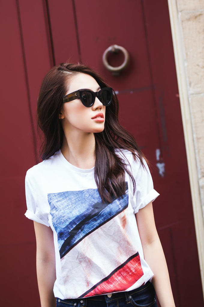 Áo sơ mi in hình đơn giản cùng quần ống loe khoe chiều cao trở thành lựa chọn ưu tiên của Jolie Nguyễn khi dạo phố trong những ngày hè.