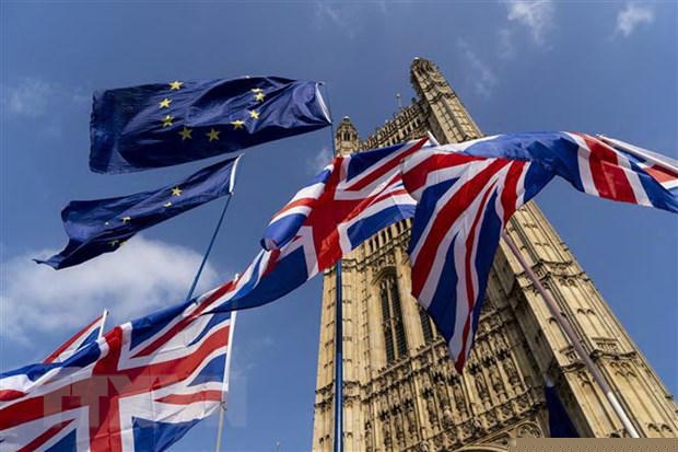 Cờ Anh (phía dưới) và cờ EU (phía trên) bên ngoài tòa nhà Quốc hội Anh ở London, ngày 28/3/2019. (Nguồn: AFP/ TTXVN)