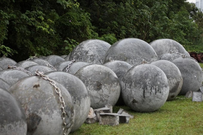 Trong tổng số 40 quả bóng xích, có 4 quả to gấp nhiều lần những quả khác