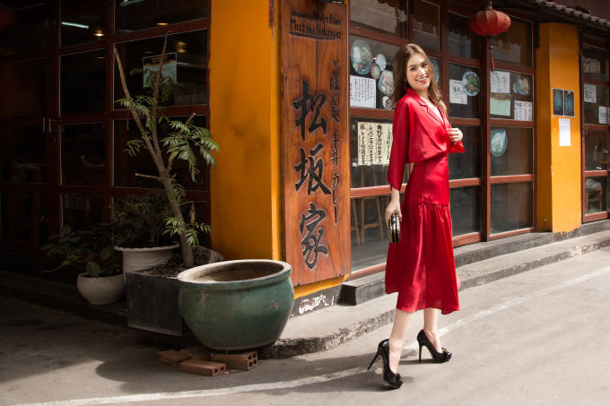 Chiếc váy dáng rộng giúp Diễm Trần trở nên thanh thoát hơn khi kết hợp với giày cao gót. Chất vải lụa bóng vừa mềm mại vừa mát mẻ sẽ mang lại cảm giác nhẹ nhàng, thoải mái.