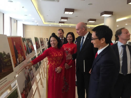 Phó Thủ tướng Vũ Đức Đam đi thăm quan triển lãm ảnh các hoạt động của Hội CTĐ Việt Nam trong 60 năm gia nhập Phong trào. (Ảnh: Báo Nhân đạo)