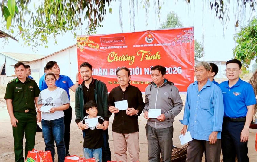 Trao tặng các phần quà cho các gia đình chính sách, gia đình có hoàn cảnh khó khăn trong Chương trình “Xuân biên giới” năm 2026