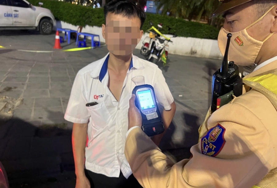 Nam tài xế xe taxi vi phạm nồng độ cồn.