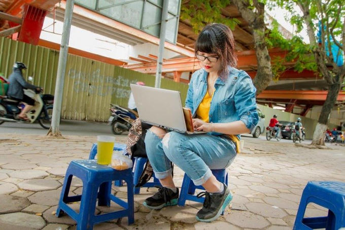 Là nhà báo, họ chấp nhận phải linh động, làm việc trên vỉa hè là chính Ảnh: FBNV