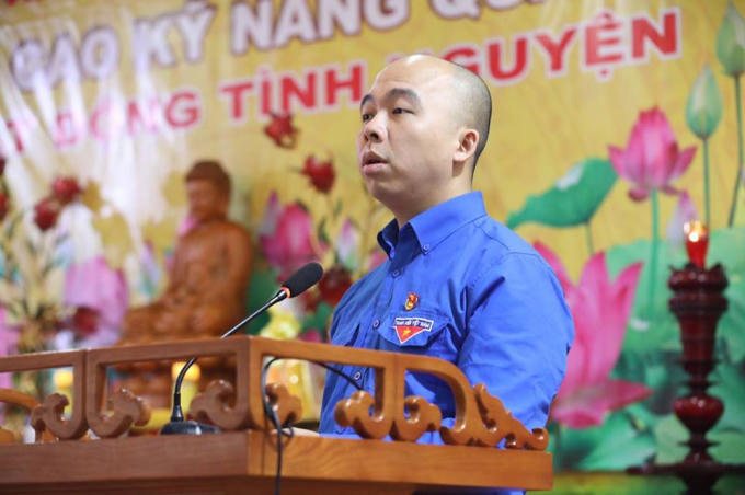 Anh Trần Linh Sơn -Trưởng phòng Truyền thông - Hội LHTN Việt Nam phát biểu và trả lời những câu hỏi của các tình nguyện viên tại buổi tập huấn.