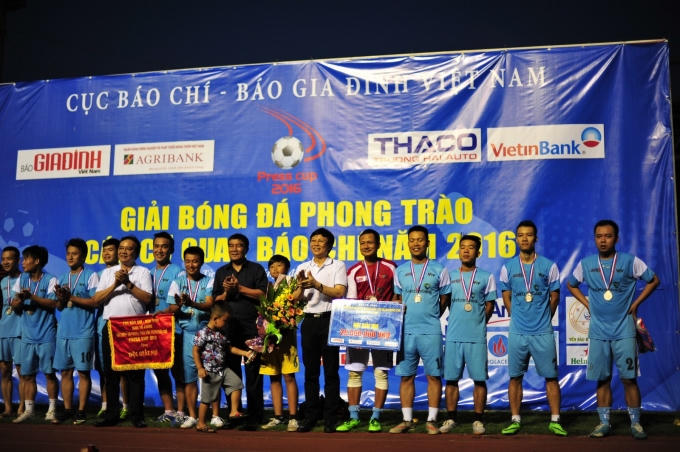 Các đội bóng chụp ảnh lưu niêm.