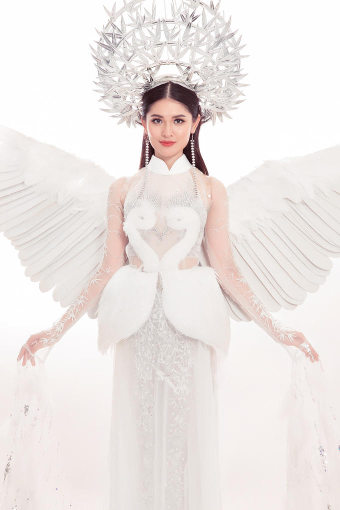 Á hậu Thùy Dung trong trang phục truyền thống.