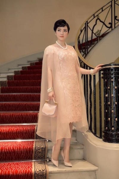 Chiếc váy được thiết kế đơn giản, tinh tế, tôn lên vẻ đẹp kiêu sa của cô rất nhiều.