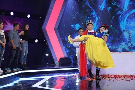 Chí Tài khoe khả năng vũ đạo trên giày cao gót