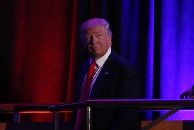 Ông Donald Trump trước khi bước ra phát biểu về chiến thắng trong đêm 8/11. Ảnh: Reuters.