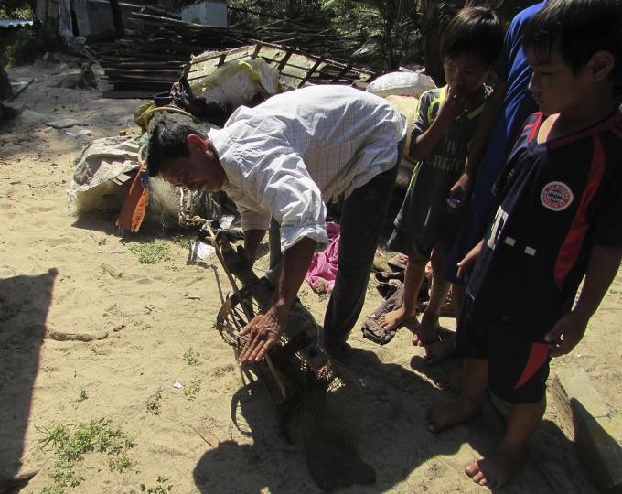 Nhiều ngư dân đã rục rịch tu sửa trang thiết bị, sắp thêm dụng cụ, chờ ngày ra khơi.