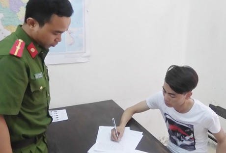 Nghi phạm vụ cướp xe ôm tại cơ quan điều tra. (Ảnh: Công an Thanh Hóa cung cấp)