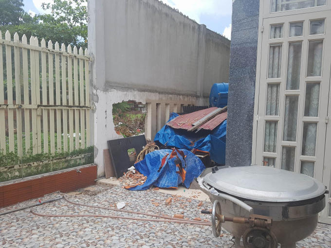 Hiện trường vụ đập phá nhà bà Hồng vào tối 6/4.