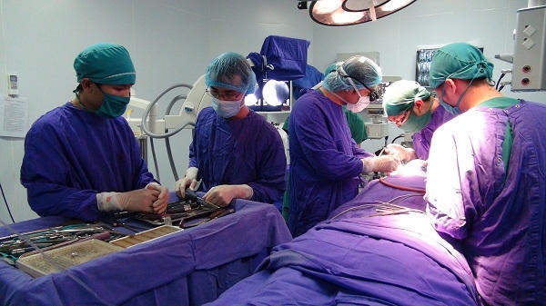 Thay đốt sống cổ nhân tạo thành công cho bệnh nhân thoái hóa khớp