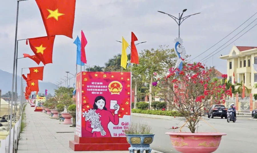 Đường ở Gia Lai nhập tràn cờ hoa chào mừng Đại hội đại biểu toàn quốc lần thứ XIV của Đảng. Ảnh: Trần Sỹ