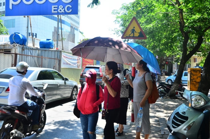 Ai ra đường cũng trang bị đồ để che nắng...