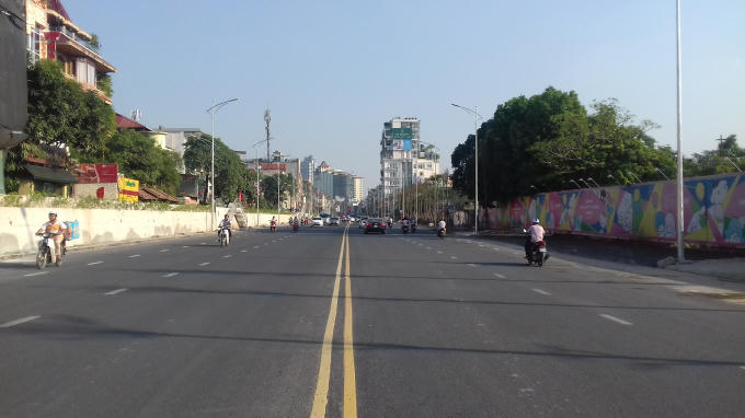 Đoạn dẫn lên cầu (hướng Âu Cơ - Nghi Tàm) được mở rộng với 6 làn xe chạy sau khi hạ thấp cốt đê xuống. Chức năng và công trình đê được giữ nguyên nhằm bảo đảm an toàn tuyệt đối trong phòng chống lũ lụt.