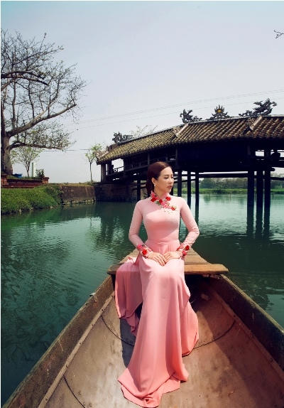 Trong bộ áo dài lụa màu hồng thạch anh, thêu hoa nổi 3D của NTK Nhật Dũng Thu Hoài lại toát lên vẻ trẻ trung, nhẹ nhàng.