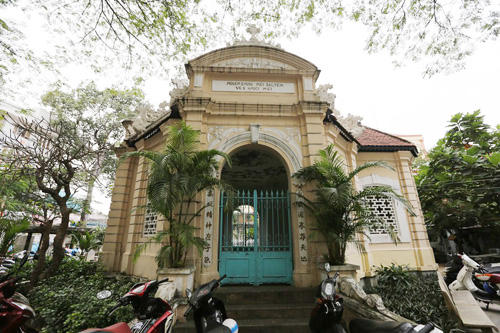 Khu nhà mồ nơi an nghỉ của cụ Trương Vĩnh Ký (1837-1898) nằm trên đường Trần Hưng Đạo, quận 5. Cụ Trương Vĩnh Ký là người Việt được vinh danh là một trong 18 nhà thông thái thế giới.