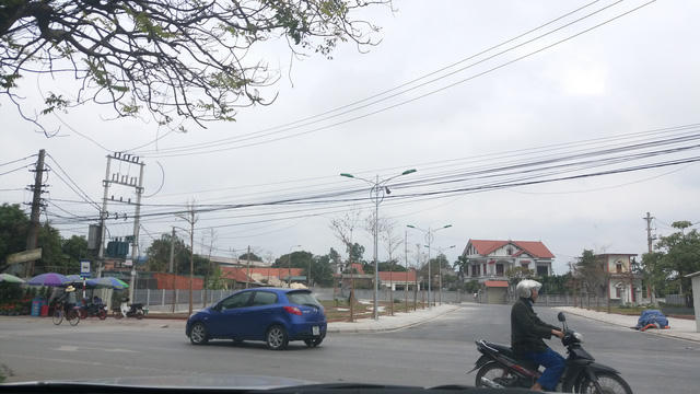 Khu vực trước biệt thự nhà ông Chủ tịch thị xã được sửa sang rộng thênh thang, đẹp mắt.