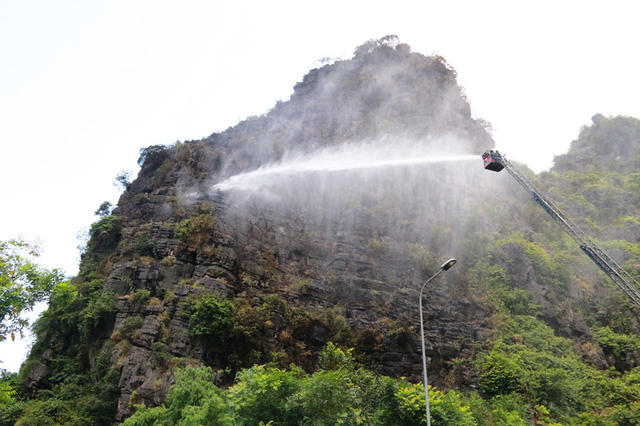 Lực lượng PCCC tỉnh Ninh Bình cố gắng dập tắt đám cháy.