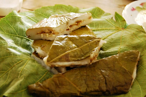 Khi bánh chín người ta thường cắt từng miếng nhỏ vuông vức bày ra đĩa. Lá vả được chọn để bọc bánh nên lấy lá non, khi ăn sẽ ăn luôn lá vả đó, cảm giác man mát, có lợi trong việc thanh nhiệt. (Ảnh: Tinker)