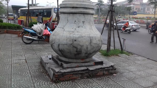 Phần đế và trụ cột đã bị bong tróc, nứt vỡ.