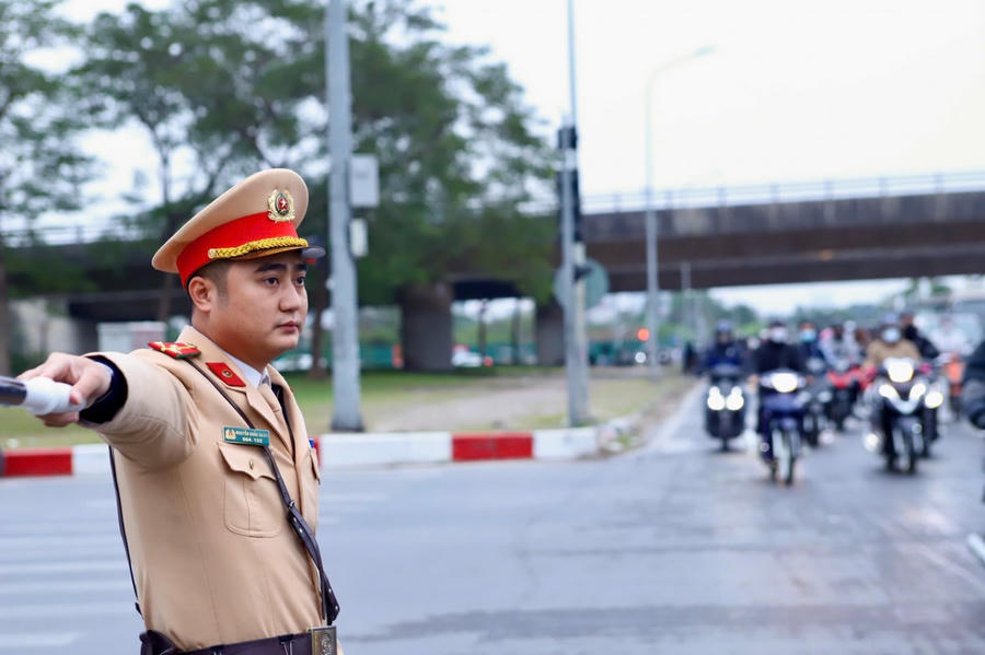 CSGT làm nhiệm vụ tại Lê Quang Đạo.