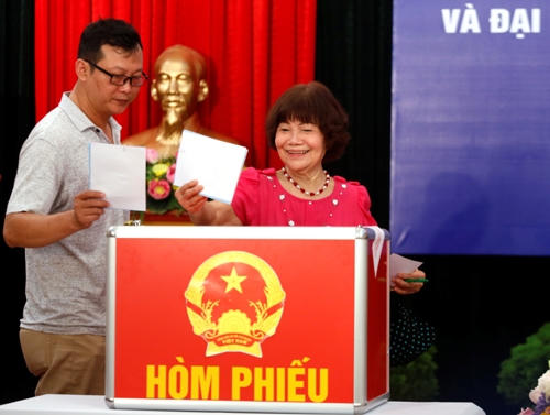 Người dân bỏ phiếu tại một điểm bầu cử ở Hà Nội sáng nay. Ảnh: Reuters