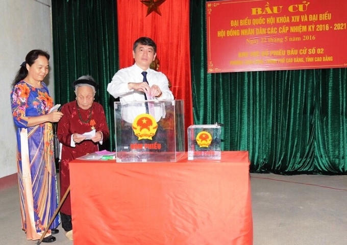 Chủ tịch UBND tỉnh Cao Bằng Hoàng Xuân Ánh bỏ phiếu bầu cử.