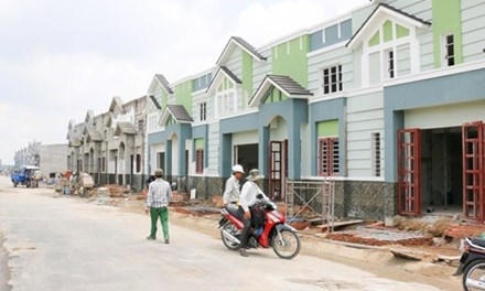 Một dự án nhà phố xây sẵn đang giao dịch sôi động phía Tây Bắc TP HCM. (Ảnh: Vũ Lê)