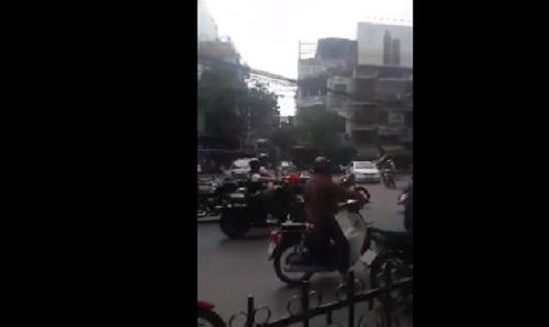 Hành động vít ga ầm ĩ của đoàn xe khiến nhiều người bức xúc. (Ảnh: Cắt từ clip)