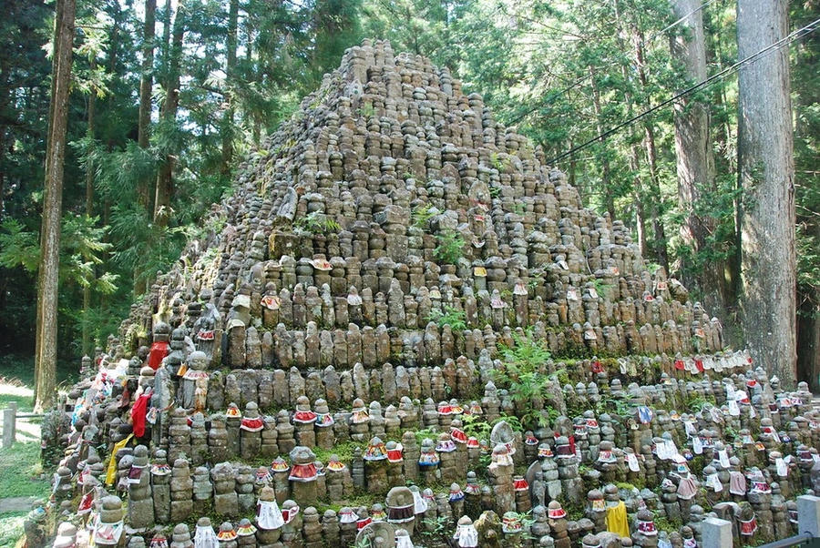 Núi đá và tượng Jizo tại Oku-no-in