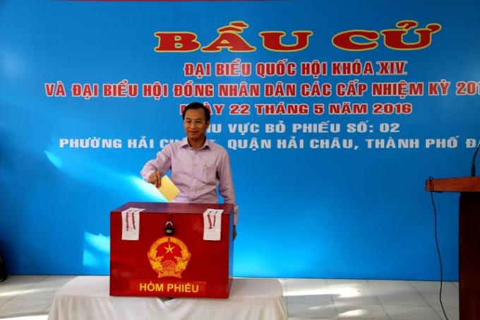 Ông Nguyễn Xuân Anh, Bí thư thành ủy Đà Nẵng bỏ lá phiếu đầu tiên bầu cử Đại biểu Quốc hội khóa XIV và đại biểu HĐND các cấp nhiệm kỳ 2016-2021.