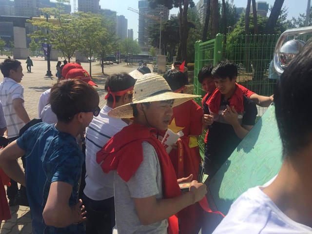 Trời giữa trưa khá nắng, nhưng không thể ngăn người hâm mộ Việt Nam vào sân.