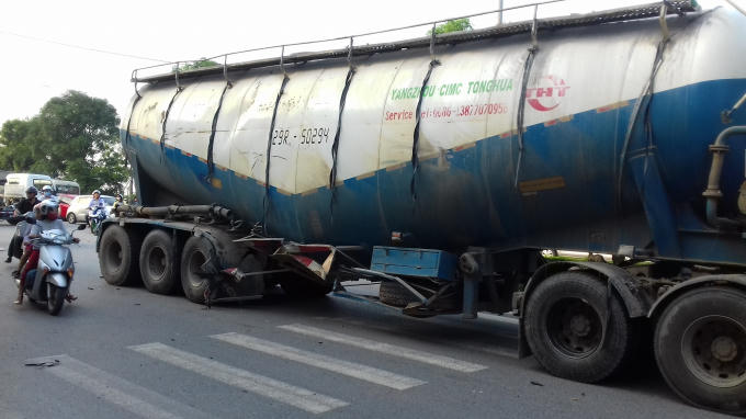 Chiếc xe bán tải đâm vào giữa chiếc xe bồn làm chiếc xe này cũng bị hư hỏng.