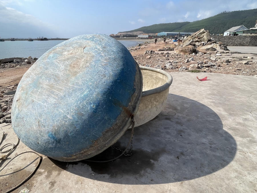 Chiếc thuyền thúng tròn trịa, đẹp đến lạ thường nằm trên bờ biển Hải Hà (phường Nghi Sơn, Thanh Hoá)