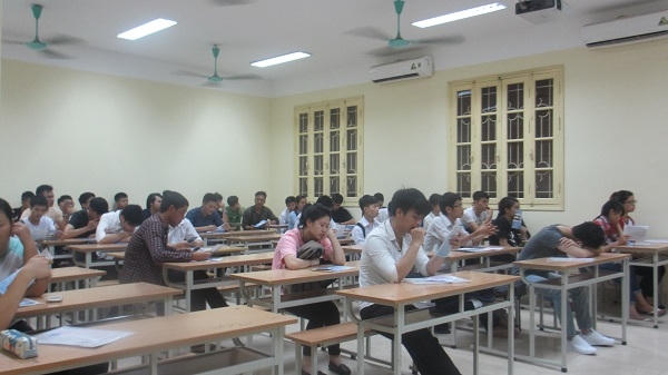 Các thí sinh nghe cán bộ hướng dẫn và phổ biến các quy định trong kỳ thi quan trọng.