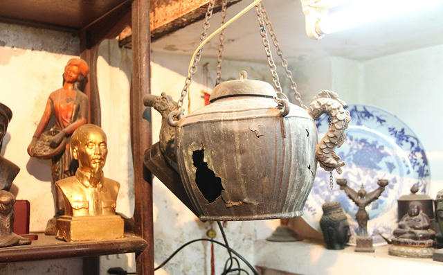 Chiếc ấm đun nước bằng đồng có từ hàng trăm năm trước được ông sưu tầm.