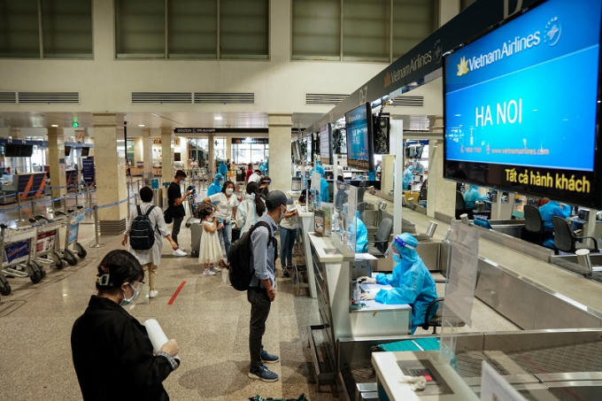 1-hanh-khach-vietnam-airlines-lam-thu-tuc-o-quay-check-in-san-bay-tan-son-nhat