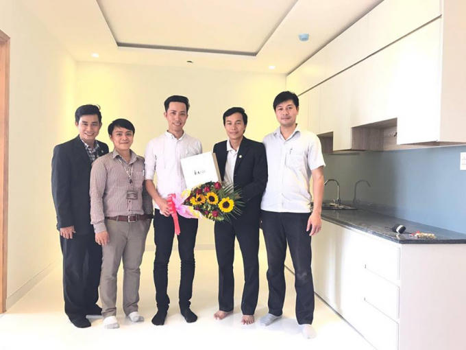 Khách hàng vui mừng khi hữu căn hộ giá rẻ nhưng hưởng cuộc sống sang trọng.