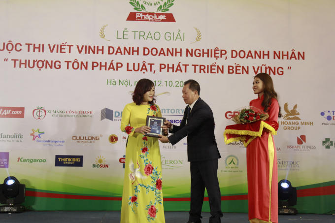 Ông Đào Văn Hội, Trưởng Ban Tổ chức trao giải Nhất 25 triệu đồng tiền mặt và nhiều tặng phẩm với tổng trị giá 50 triệu đồng. cho Tác phẩm “Thượng tôn pháp luật để phát triển dài lâu!” (tác giả Đoan Trang, Báo Pháp luật Việt Nam).