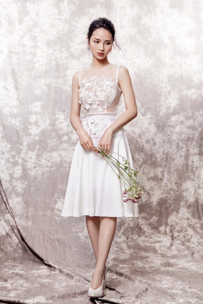 Mẫu đầm voan tay d&agrave;i xuy&ecirc;n thấu thanh lịch, nữ t&iacute;nh n&agrave;y l&agrave; một gợi &yacute; s&aacute;ng gi&aacute; cho những buổi tiệc tối sang trọng. Mẫu thiết kế sử dụng chất liệu voan mỏng nhẹ v&agrave; phối đắp tinh tế ren hoa tr&ecirc;n phần ngực &aacute;o.