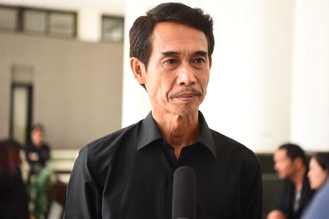 Nghệ sĩ Phú Đôn đến tiễn đưa đàn anh thân thiết.