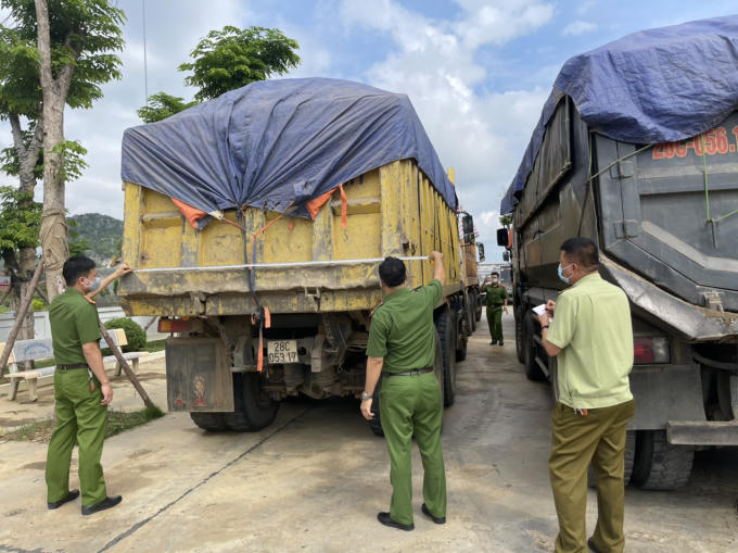 Hàng trăm m3 khoáng sản mua bán trái phép bị lực lượng chức năng tịch thu. (Ảnh Cục QLTT Sơn La)