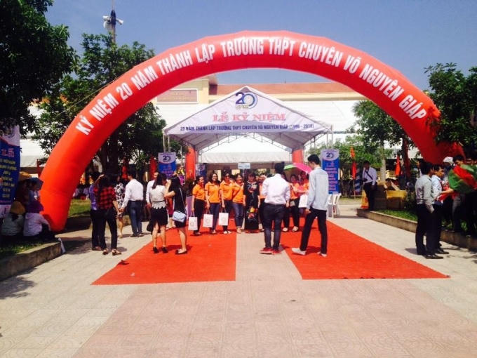 Hàng ngàn thế hệ học trò khắp đất nước cùng về tham dự trong không khí vui tươi và tự hào