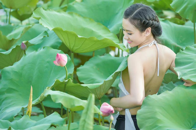 Một cô gái sẵn sàng lội bùn nước để có bức hình đẹp (ảnh: Lê Xuân Bách).