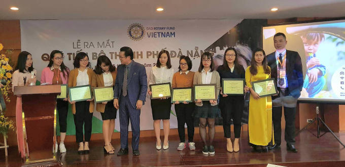 Trao bằng khen cho các tình nguyện viên.