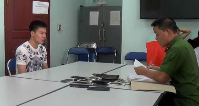 Đối tượng Nguyễn Quang Ngọc cầm đầu đường dây cá độ hàng chục tỷ đồng tại cơ quan công an. (Ảnh Công an cung cấp).